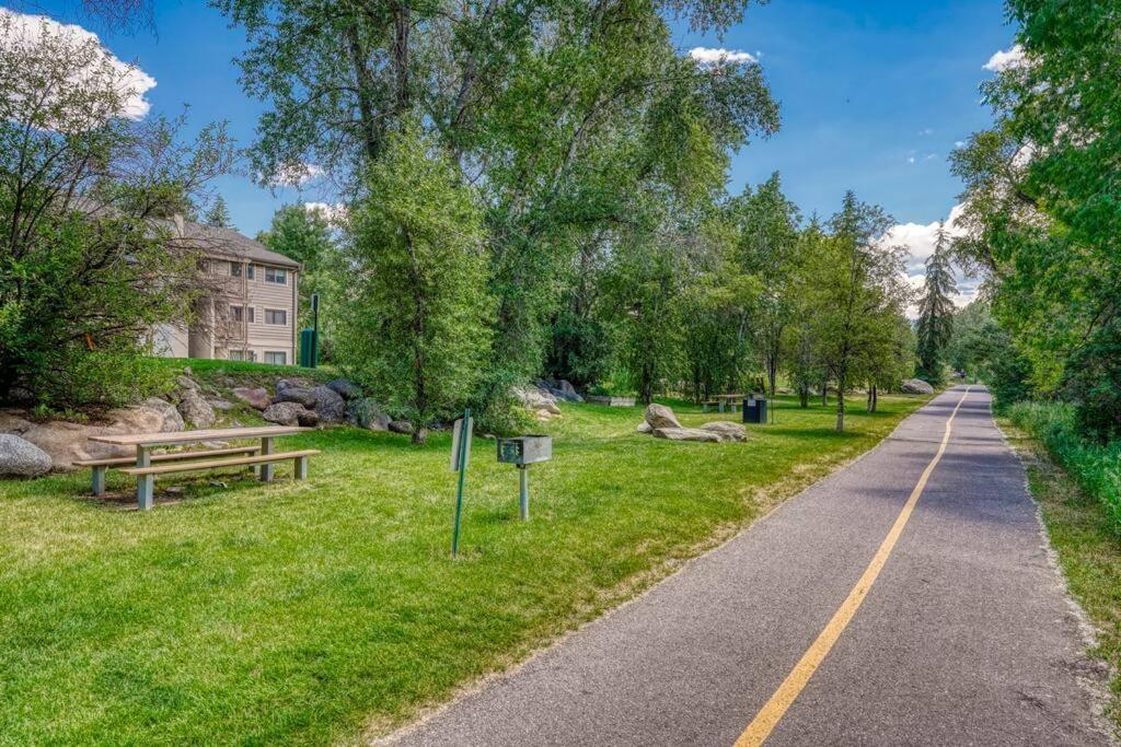 Riverfront Family-Friendly Condo Avon Eksteriør bilde